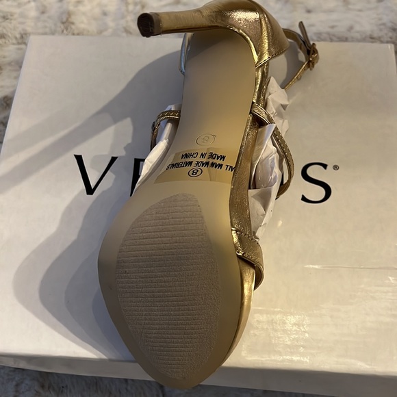 Beautiful gold heels - Picture 4 of 5